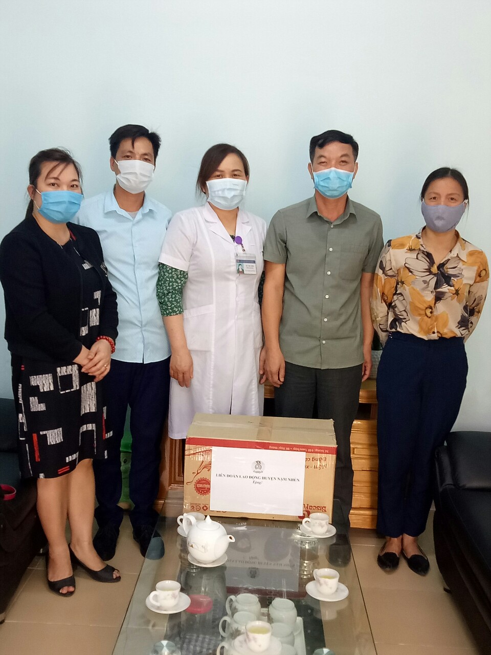 Đ/c Nguyễn Hồng Thanh - Chủ tịch LĐLĐ huyện Nậm Nhùn thăm, tặng quà Trung tâm Y tế   PC COVID 19