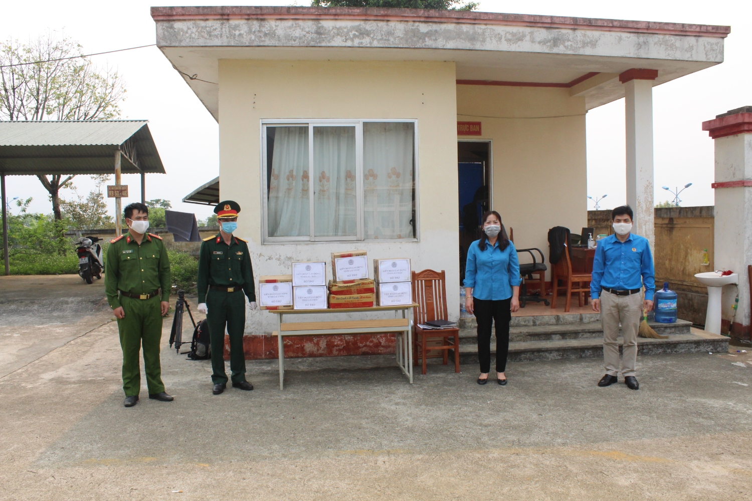 Đồng chí Nguyễn Thị Thiện – Tỉnh uỷ viên, Chủ tịch LĐLĐ tỉnh tặng quà cán bộ, chiến sỹ làm nhiệm vụ tại khu cách ly trường Quân sự tỉnh