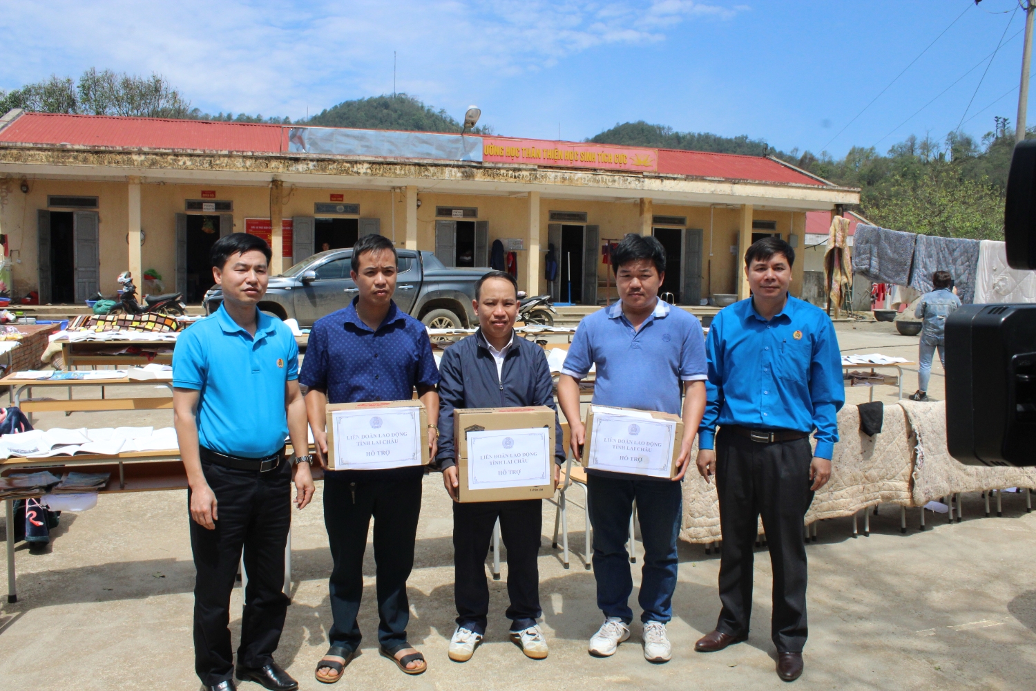 Đồng chí Hoàng Văn Trinh - Phó Chủ tịch LĐLĐ tỉnh tặng quà cho Trường THCS xã Mù Sang - huyện Phong Thổ