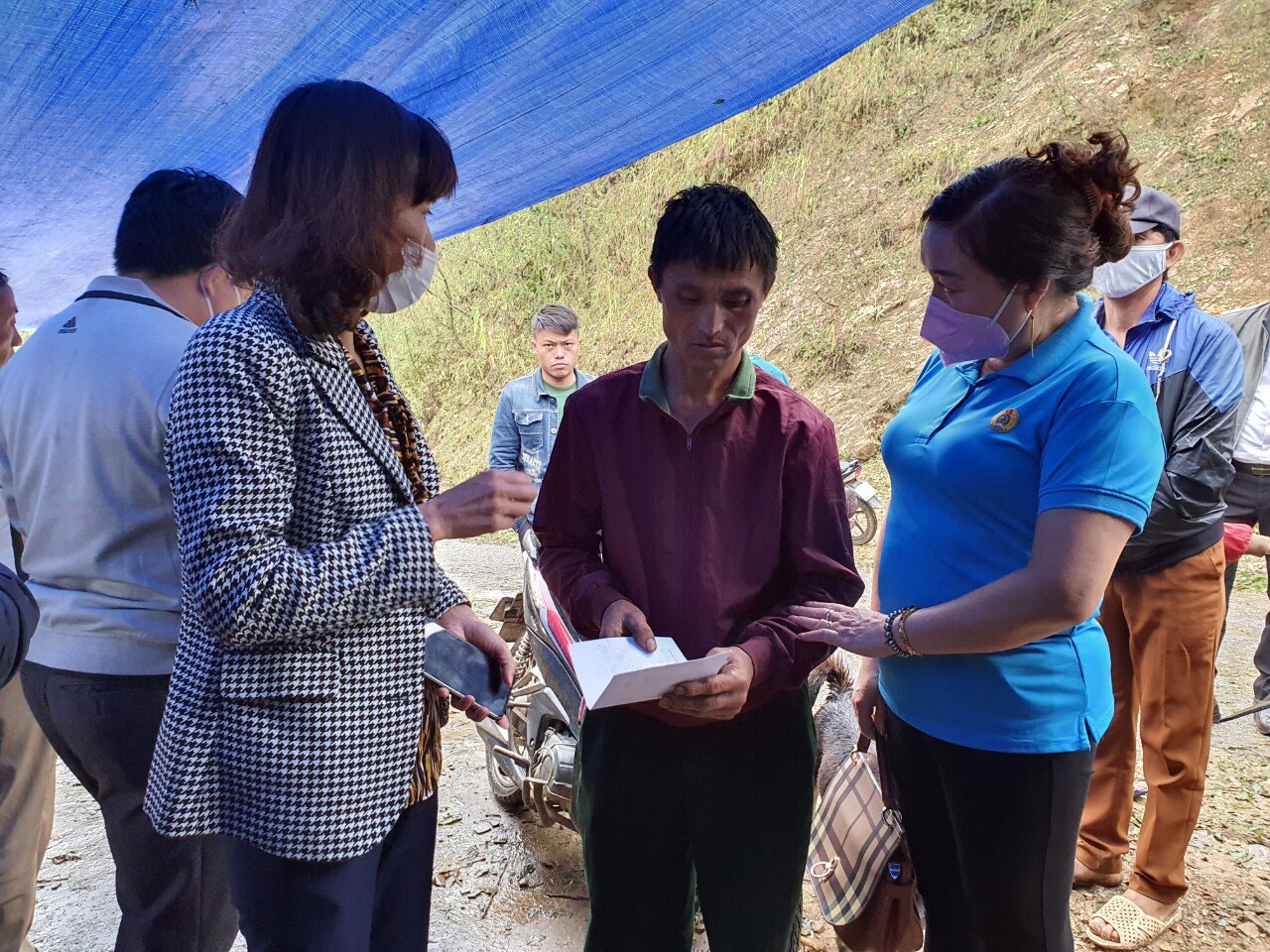 Đoàn công tác trao quà cho học sinh các trường khó khăn trên địa bàn xã Mù Sang và xã Bản Lan, huyện Phong Thổ