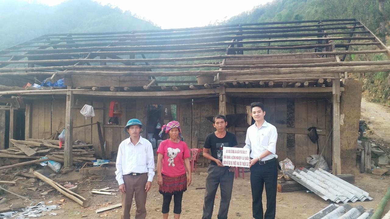 Đ/c Nguyễn Quang Huy - Phó Chủ tịch CĐCS Ban QLDA ĐTXD các công trình Dân dụng và Công nghiệp trao tặng tôn hỗ trợ làm mái nhà cho 02 hộ gia đình tại Mù Sang, Phong Thổ