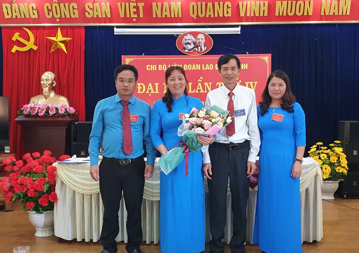 Đồng chí Lê Mạnh Thắng - Phó Bí thư Đảng ủy Khối các cơ quan và doanh nghiệp tỉnh tặng hoa chúc mừng cấp ủy chi bộ khóa IV, nhiệm kỳ 2020-2025
