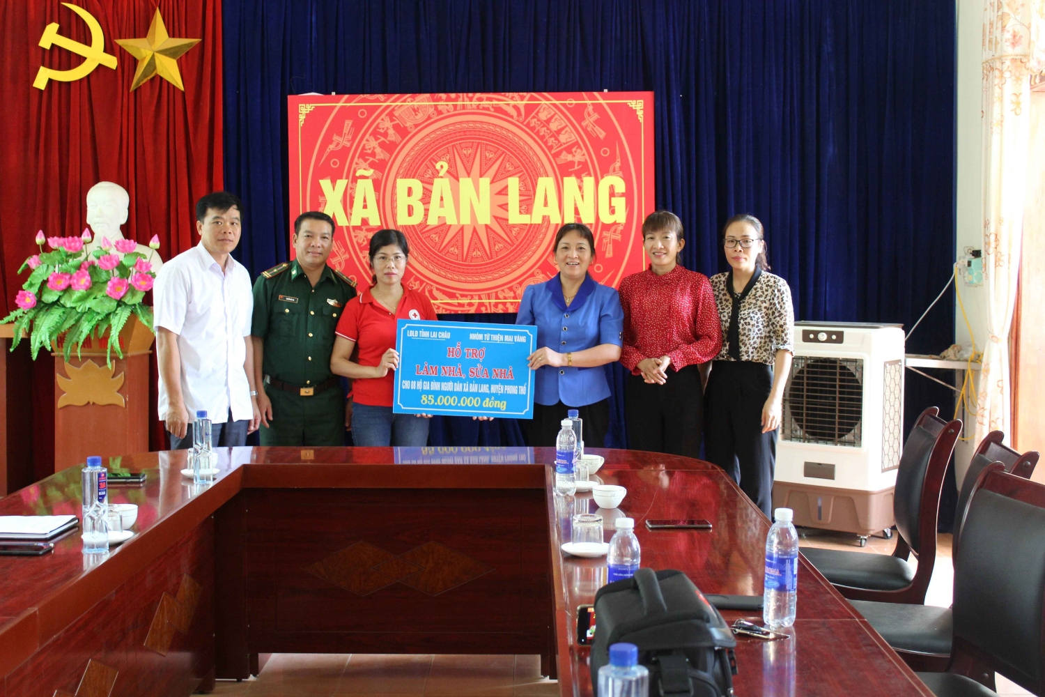 Đồng chí Nguyễn Thị Thiện – Chủ tịch LĐLĐ tỉnh trao hỗ trợ cho Hội Chữ thập đỏ huyện và UBND xã Bản Lang quản lý, đôn đốc giúp đỡ 8 hộ gia đình khó khăn làm nhà, sửa nhà.