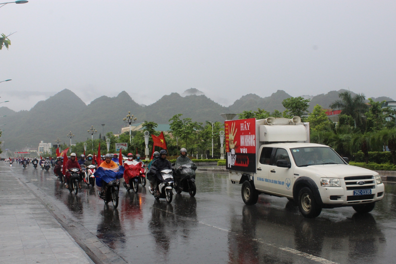 Đoàn viên, CNVCLĐ và chiến sỹ công an diễu hành tại các tuyến đường có đông dân cư sinh sống