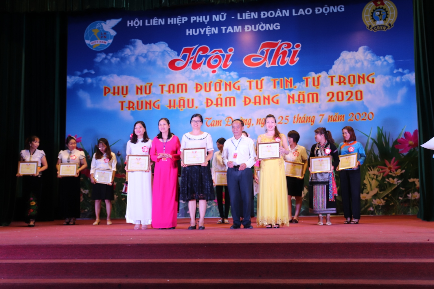 Đồng chí Đỗ Quốc Tuấn - Chủ tịch LĐLĐ huyện và đồng chí Vũ Thị Phượng - Chủ tịch Hội LHPN huyện trao giải Nhất, Nhì cho các đội tham gia đạt giải.
