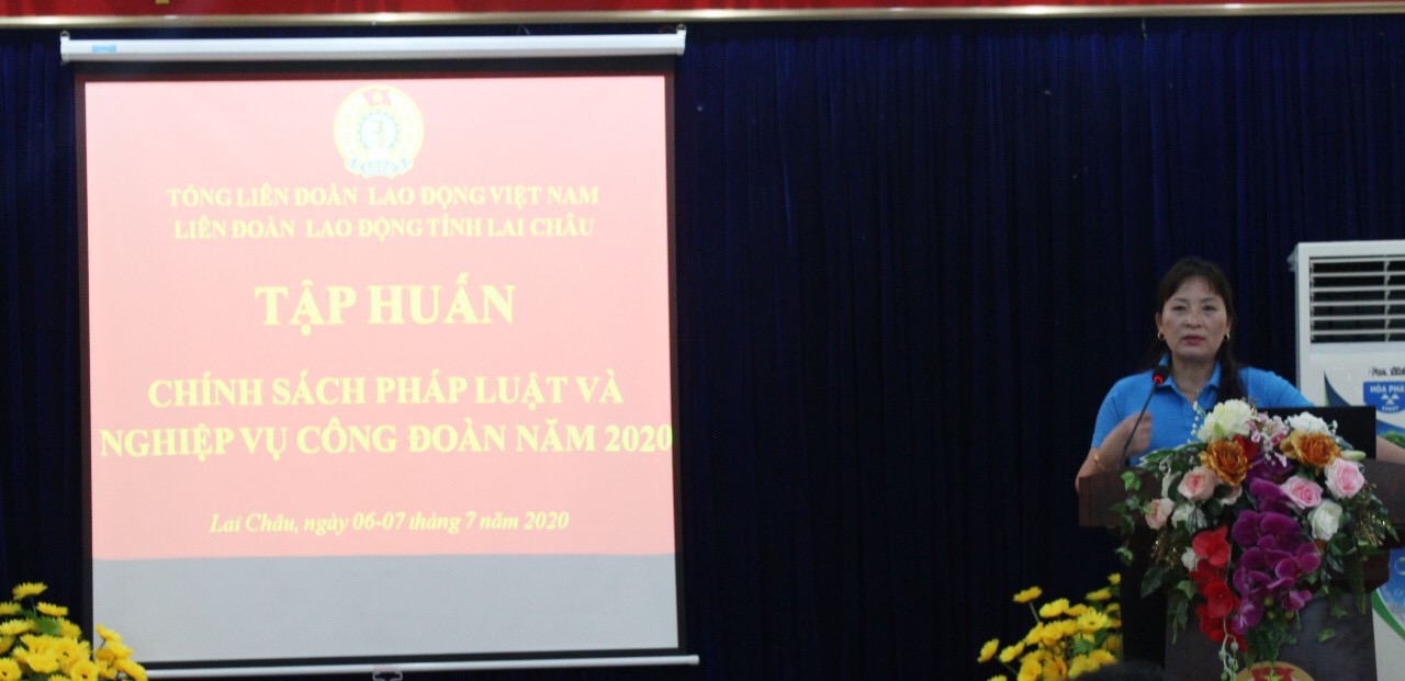Đồng chí  Nguyễn Thị Thiện - Tỉnh ủy viên, UV BCH Tổng Liên đoàn,  Chủ tịch LĐLĐ tỉnh phát biểu khai mạc Hội nghị