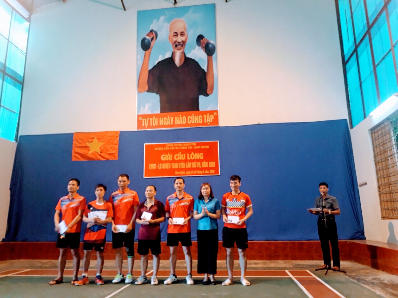 Đồng chí Hoàng Thị Luyến - Chủ tịch Liên đoàn Lao động huyện  trao giải thưởng cho các vận động viên đoạt giải