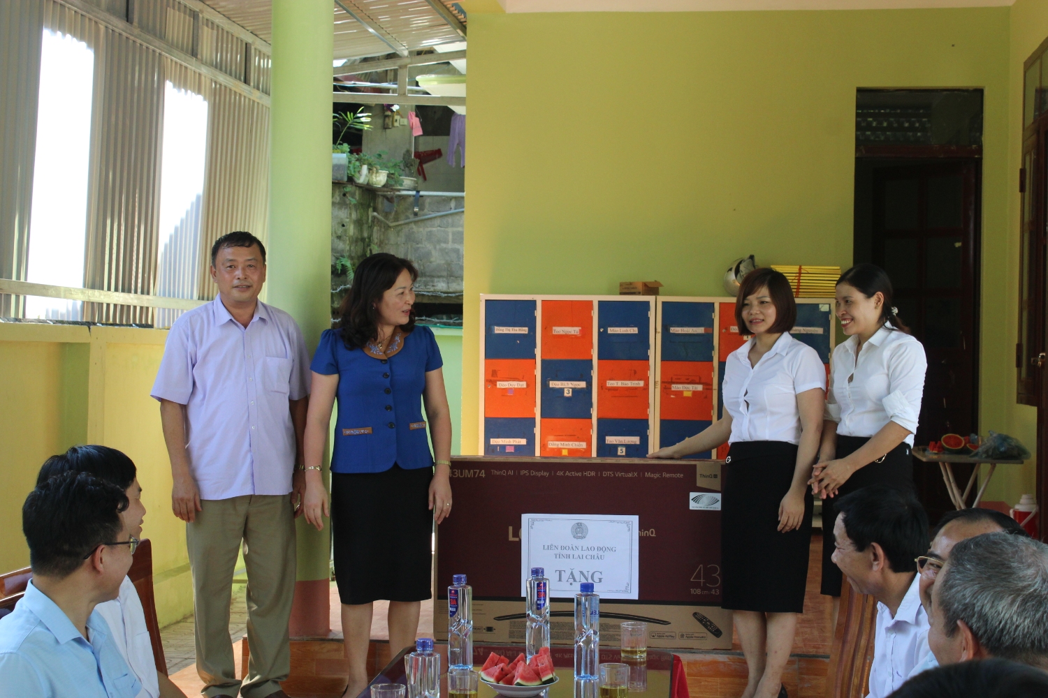 Đ/c Nguyễn Thị Thiện - Chủ tịch LĐLĐ tỉnh trao tặng ti vi cho điểm trường để phục vụ công tác dạy và học