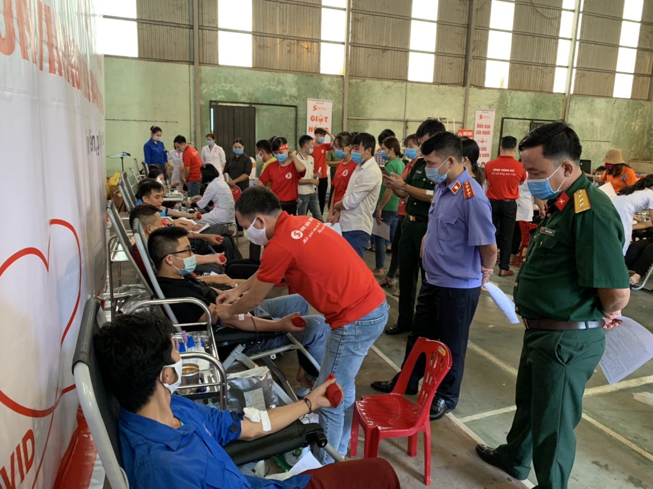Lực lượng CNVCLĐ huyện Tân Uyên tham gia hiến máu