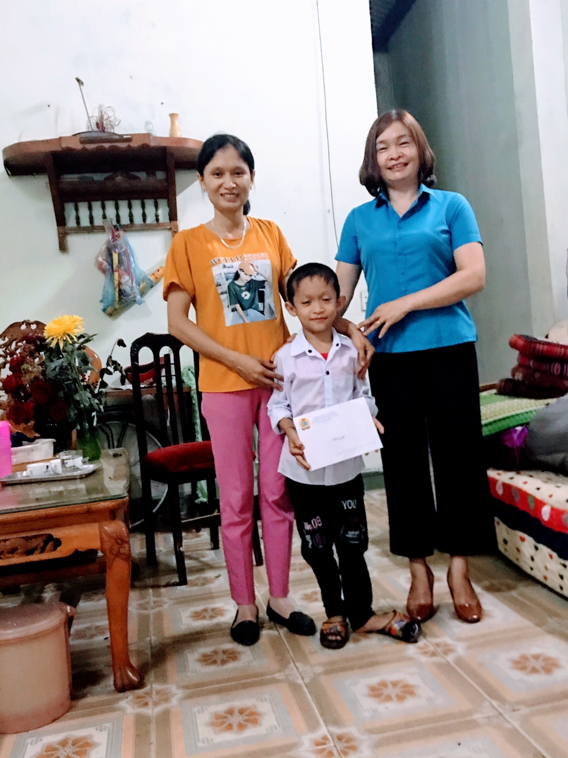 Đồng chí Hoàng Thị Luyến – Chủ tịch Liên đoàn Lao động huyện trao học bổng cho các cháu học sinh.