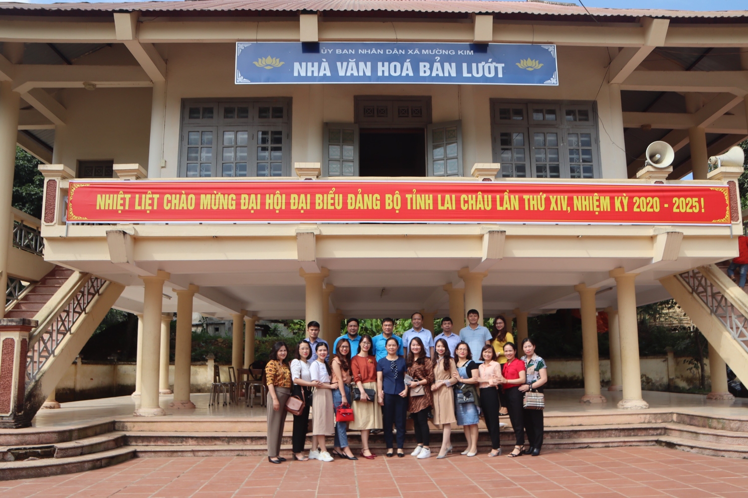 Cán bộ, đoàn viên, CNVCLĐ Báo Lai Châu thăm Nhà văn hóa bản Lướt (xã Mường Kim, huyện Than Uyên).
