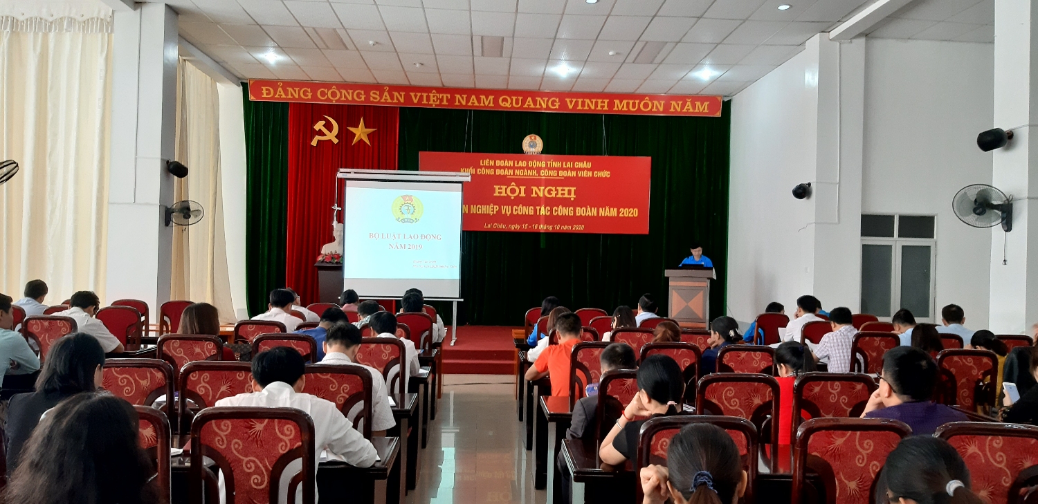 Đồng chí Hoàng Văn Trinh - Phó Chủ tịch LĐLĐ tỉnh triển khai những nội dung mới của Bộ Luật lao động sửa đổi năm 2019 và những nội dung cơ bản của Điều lệ Công đoàn, Hướng dẫn thi hành Điều lệ Công đoàn Việt Nam khóa XII.