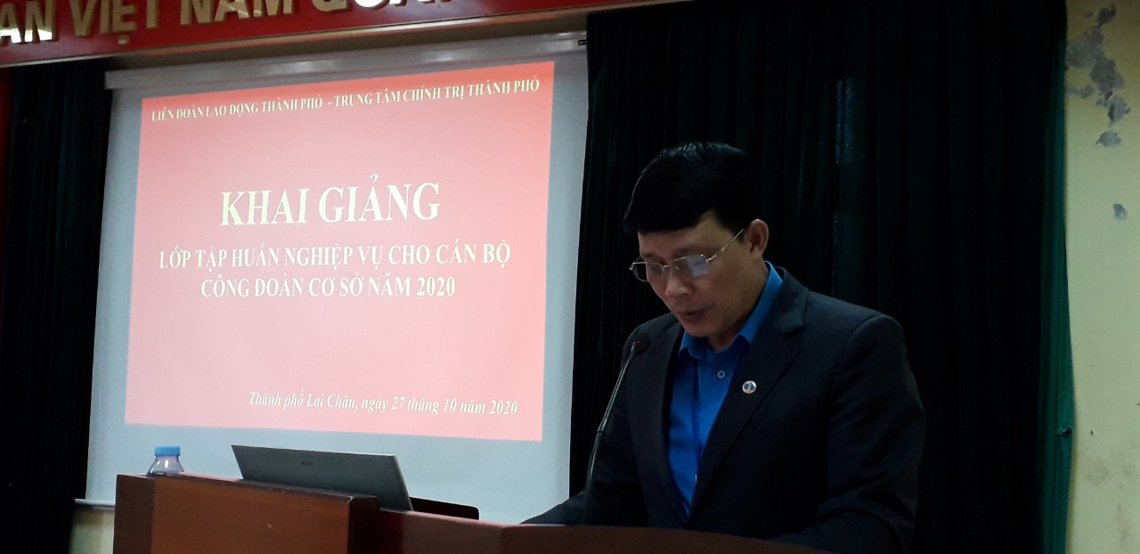 Đồng chí Nguyễn Quốc Huy - Chủ tịch LĐLĐ thành phố phát biểu khai mạc lớp tập huấn