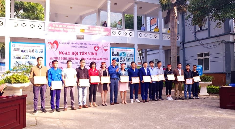 DC VU Xuân Thịnh Phó Chủ tịch UBND huyện Trưởng BCĐ trao Giấy khen cho các tập thể, cá nhân