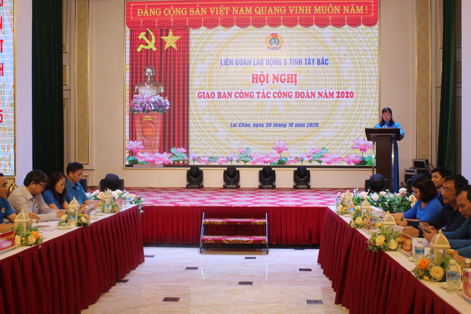 Đồng chí Nguyễn Thị Thiện - Chủ tịch LĐLĐ tỉnh báo cáo kết quả hoạt động công đoàn và phong trào CNVCLĐ 06 tỉnh Tây Bắc