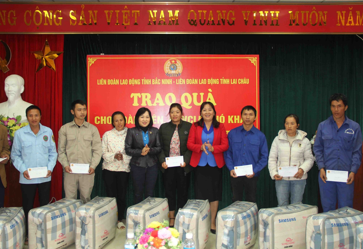 Lãnh đạo LĐLĐ tỉnh Lai Châu và Bắc Ninh trao quà cho đoàn viên, CNVCLĐ có hoàn cảnh khó khăn