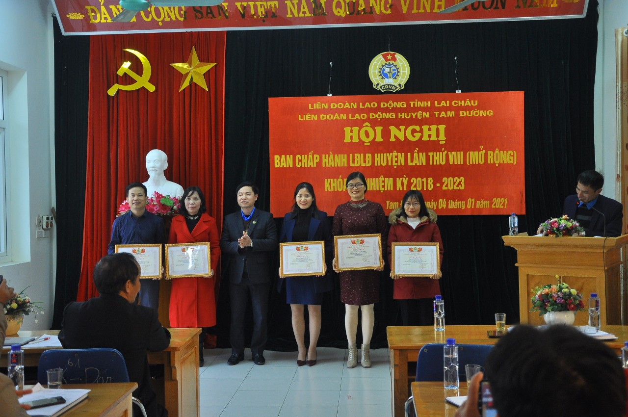 Đồng chí Hoàng Văn Trinh - Phó Chủ tịch LĐLĐ tỉnh tặng bằng khen của BCH LĐLĐ tỉnh cho tập thể và cá nhân có thành tích xuất sắc