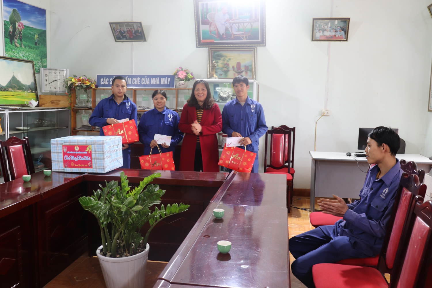 Đồng chí Nguyễn Thị Thiện - Chủ tịch LĐLĐ tỉnh trao quà cho đơn vị và CNLĐ có hoàn cảnh khó khăn Công ty cổ phần đầu tư, phát triển chè Tam Đường