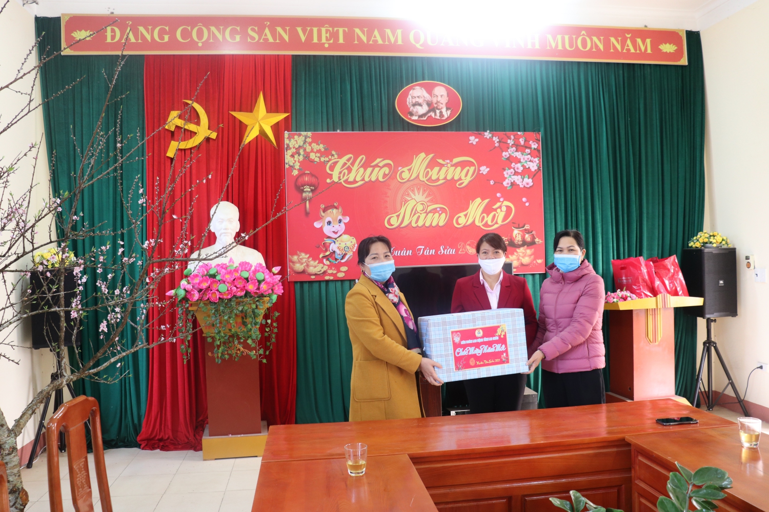 Đồng chí Nguyễn Thị Thiện - Chủ tịch LĐLĐ tỉnh tặng quà Công ty  cổ phần chè Lai Châu