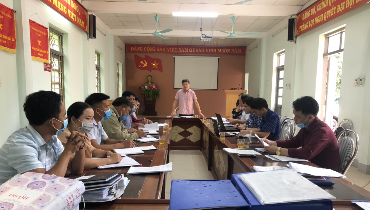 Đồng chí Tô Đình Lực Trưởng Ban Dân vận huyện, Trưởng đoàn kiểm tra phát biểu tại buổi làm việc với xã Nùng Nàng