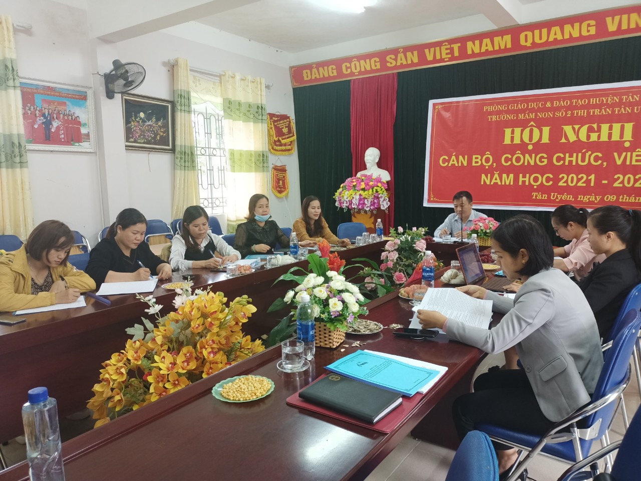 Đc Trần Văn Tăng Phó Trưởng phòng Nội vụ kiểm tra QCDC tại trường MN số 2 thị trấn