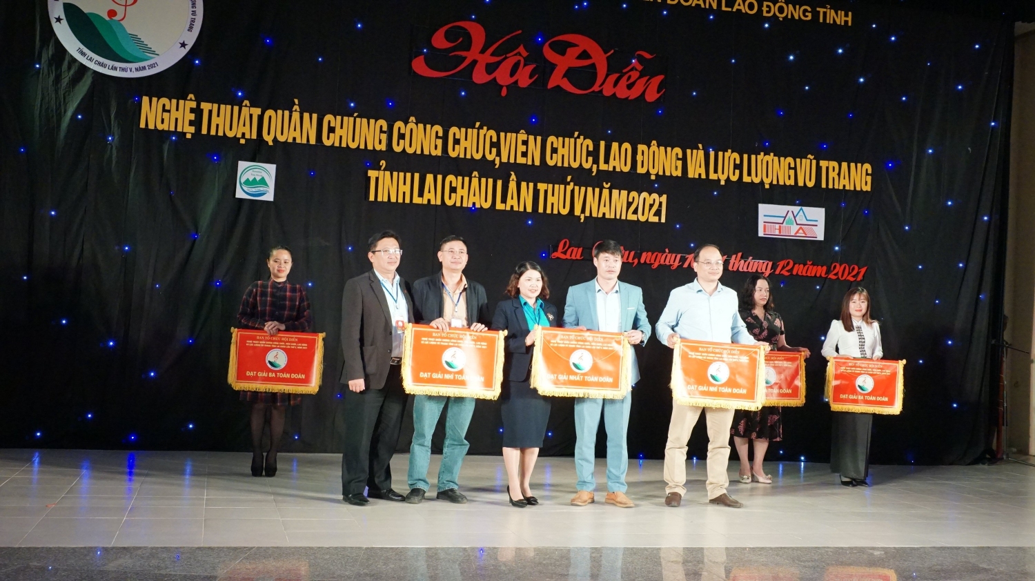 Đồng chí Đồng Thị Nghĩa Phó Chủ tịch LĐLĐ tỉnh trao cờ cho các đoàn đạt giải Nhất, Nhì, Ba toàn đoàn