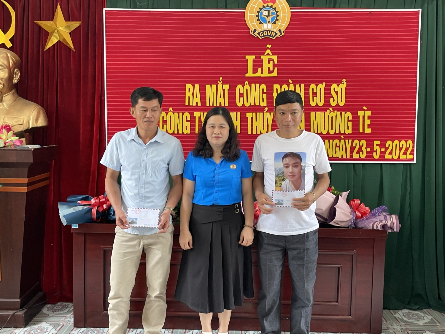 2 Đc Vàng Thị Thu Chủ tịch LĐLĐ huyện trao quà cho đoàn viên công đoàn có hoàn cảnh khó khăn