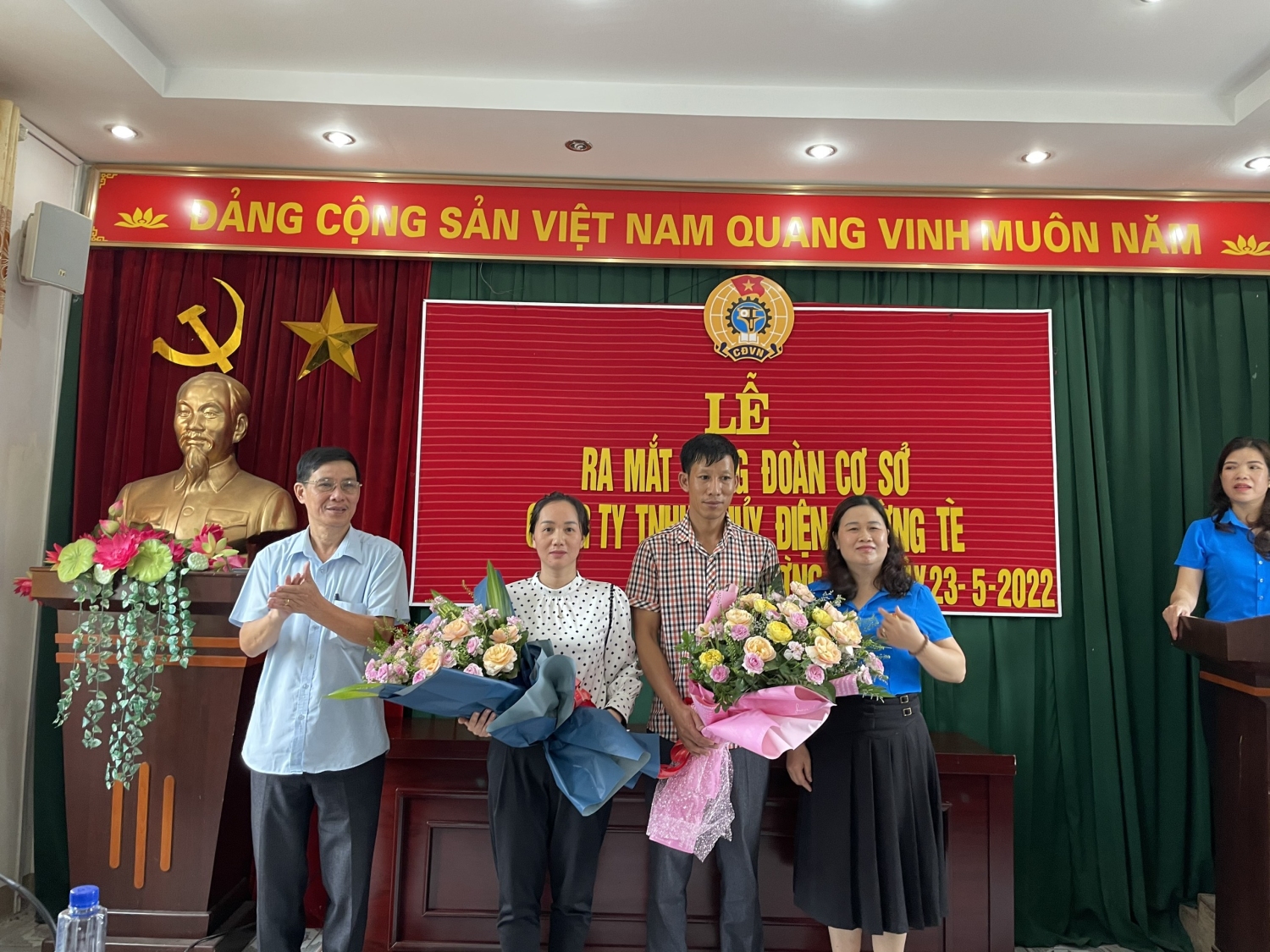 3 Đc Trịnh Tuấn Uỷ viên BTV Huyện ủy và ĐC Vàng Thị Thu Chủ tịch LĐLĐ huyện tặng hoa chúc mừng CĐCS (1)