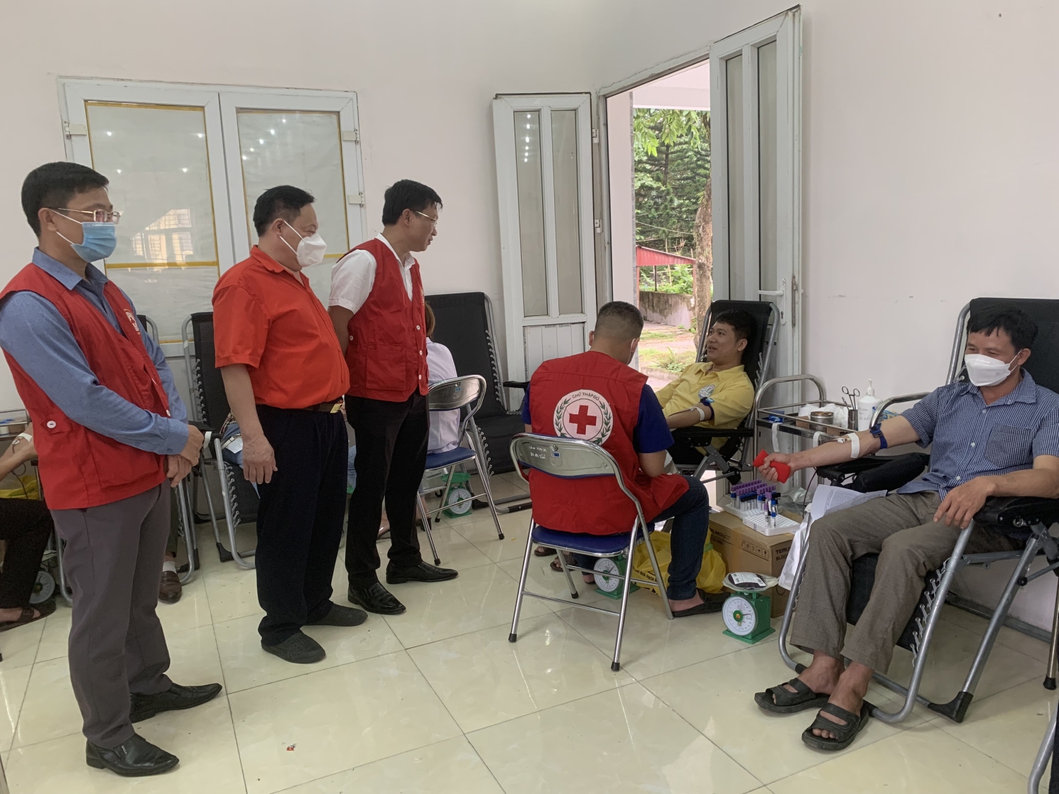 4 Ban Chỉ đạo Hiến máu huyện thăm, động viên các tình nguyện viên