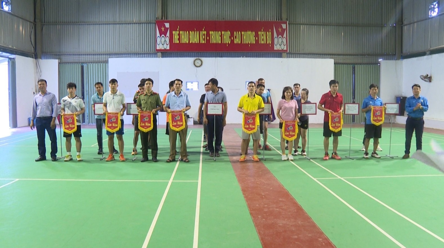 FILE 20220525 100053 Đc Đặng Văn Phú chủ tịch LĐLĐ huyện tặng cờ lưu niệm cho các đội tham gia thi đấu c5b01612feb1424004b0447ec9394065