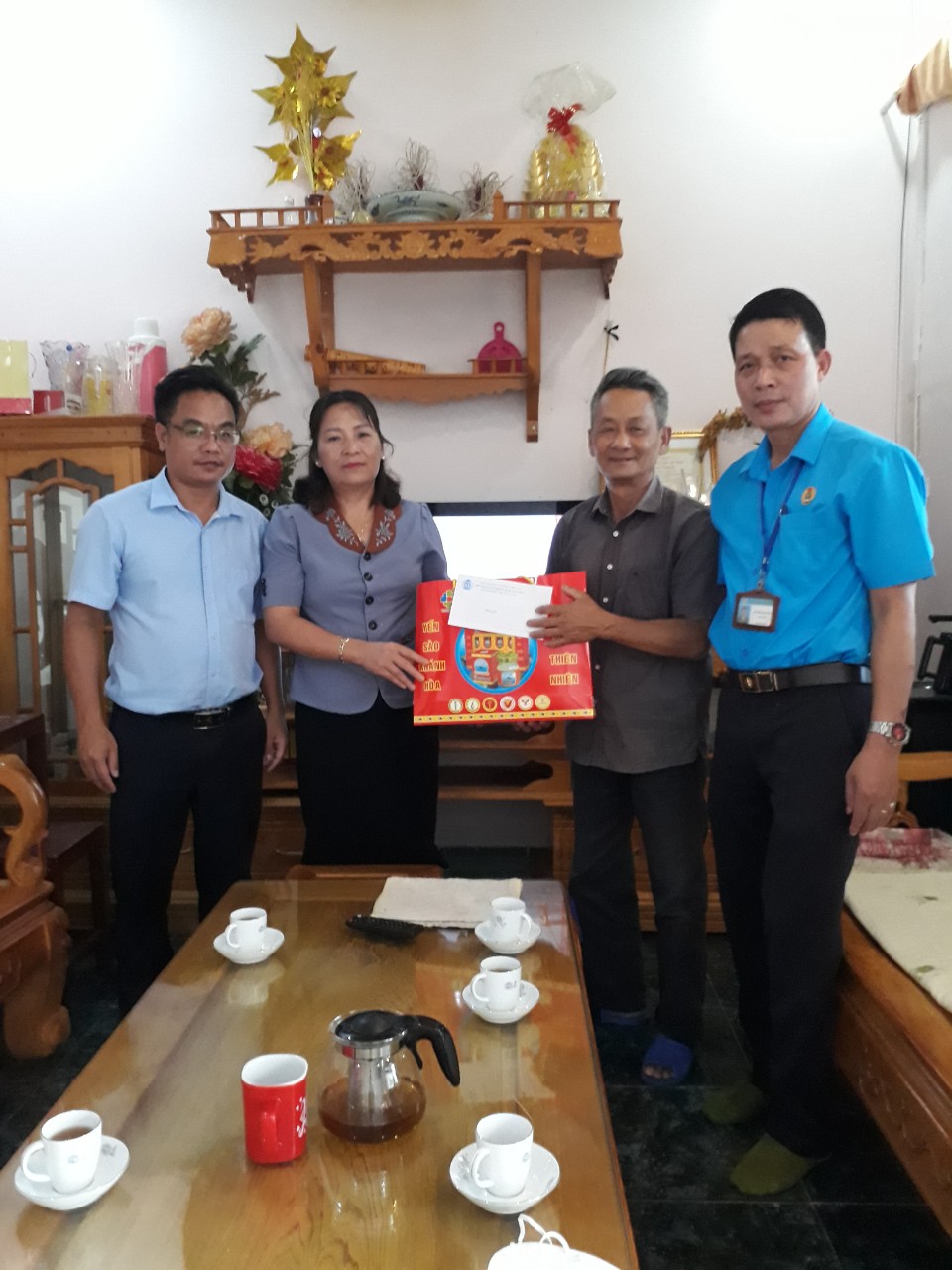 Dc Nguyen Thi Thien trao qua cho O Vu Xuan Hong jpg 2