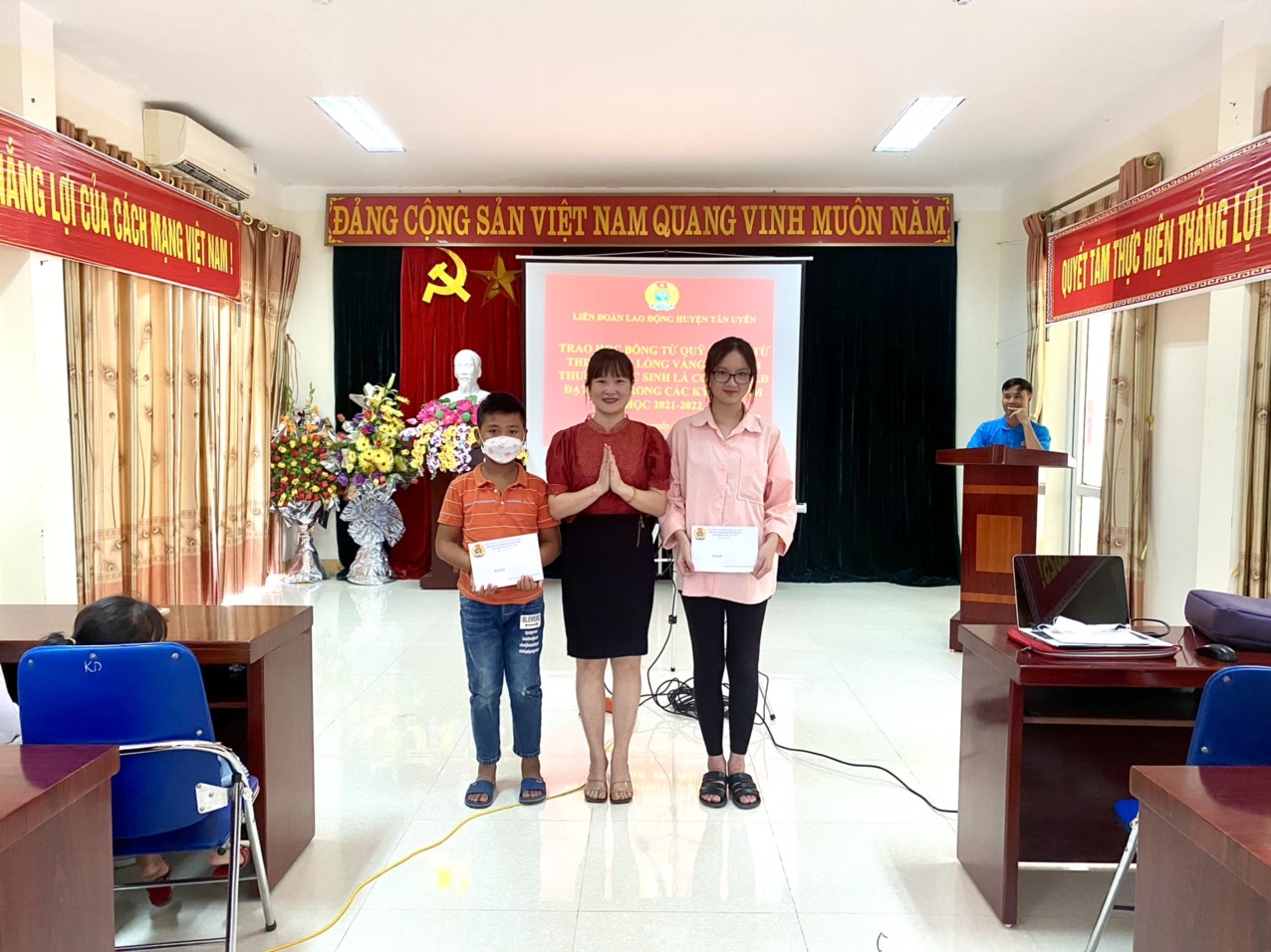 Đc Bùi Thị Minh Hải Chủ tịch Liên đoàn lao động huyện Tân Uyên trao học bổng cho con công nhân lao động có hoàn cảnh khó khăn từ nguồn quỹ xã hội từ thiện Tấm lòng vàng