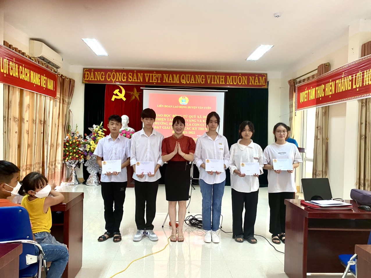 Đc Bùi Thị Minh Hải Chủ tịch Liên đoàn lao động huyện Tân Uyên trao khen thưởng cho con đoàn viên công đoàn đạt giải trong các kỳ thi học sinh giỏi cấp Quốc gia, cấp tỉnh các môn học năm học 2021 2022