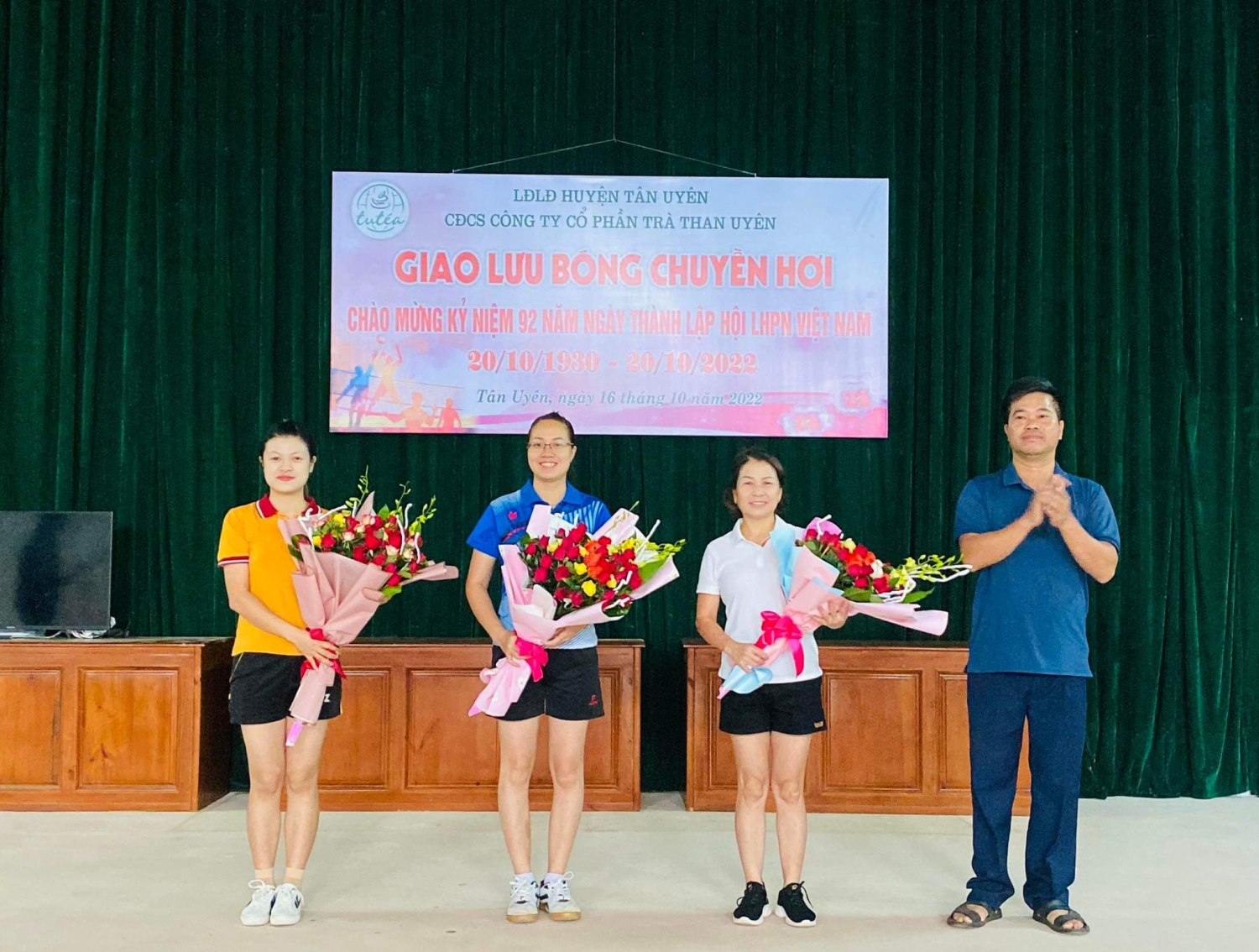 Đc Vũ Hữu Mạnh, PGĐ Công ty tặng hoa cho các đội nữ