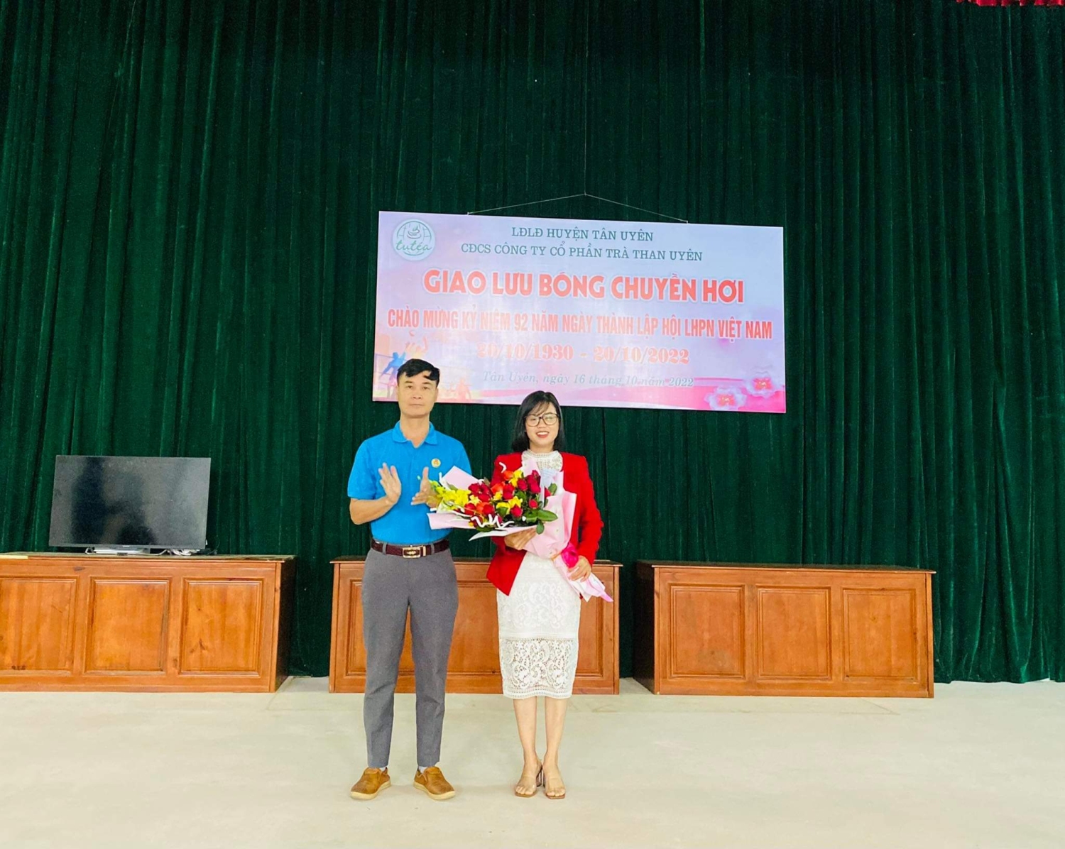 Đc Vũ Văn Bính, PCT LĐLĐ huyện tặng hoa và quà cho CĐCS Công ty Cổ phần trà
