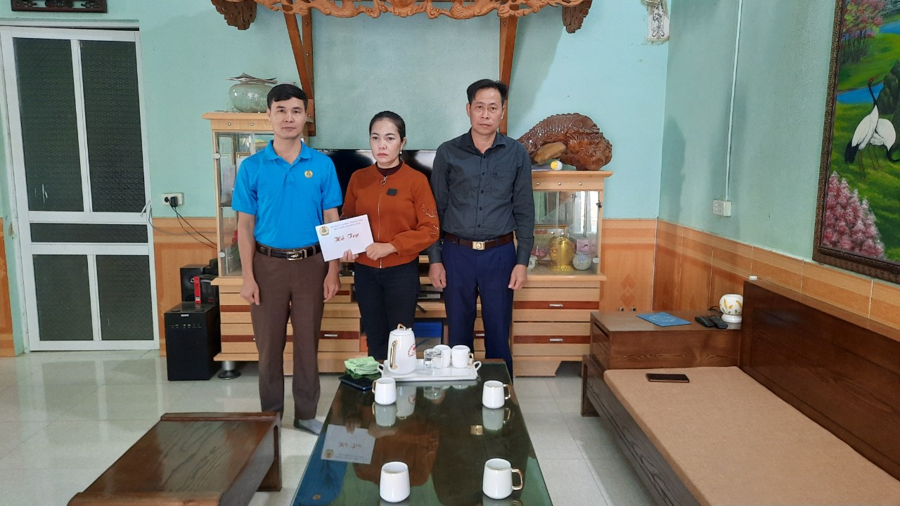 Đồng chí Vũ Văn Bính, Phó Chủ tịch LĐLĐ huyện thăm hỏi động viên gia đình anh Bùi Mạnh Hùng (1)