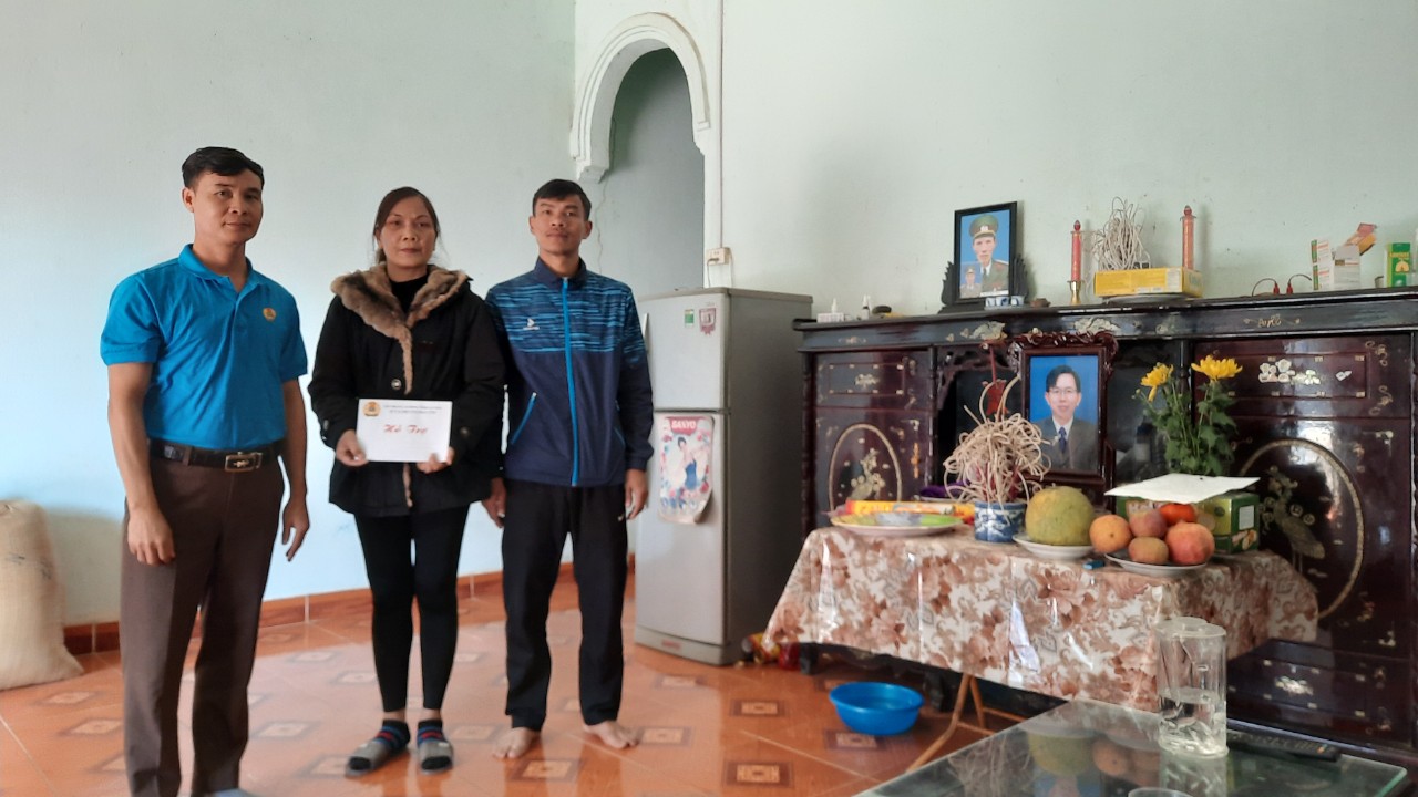Đồng chí Vũ Văn Bính, Phó Chủ tịch LĐLĐ huyện thăm hỏi động viên gia đình anh Văn Khắc Thuyết