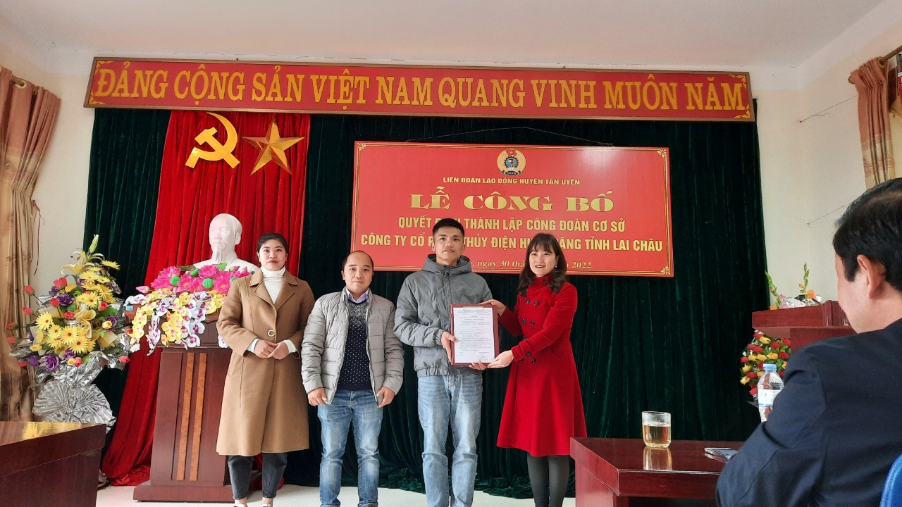Đc Bùi Thị Minh Hải, Huyện Ủy viên Chủ tịch LĐLĐ huyện trao Quyết định kết nạp đoàn viên và thành lập CĐCS