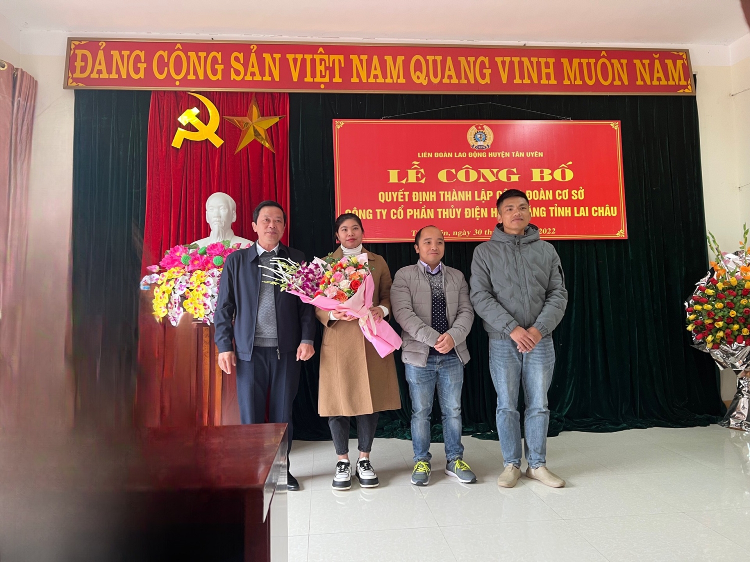 Đc Lò Văn Biên Ủy viên BTV HUyện ủy, Phó Chủ tịch UBND huyện tặng hoa chúc mừng CĐCS Công ty cổ phần thủy điện Hua Chăng tỉnh Lai Châu