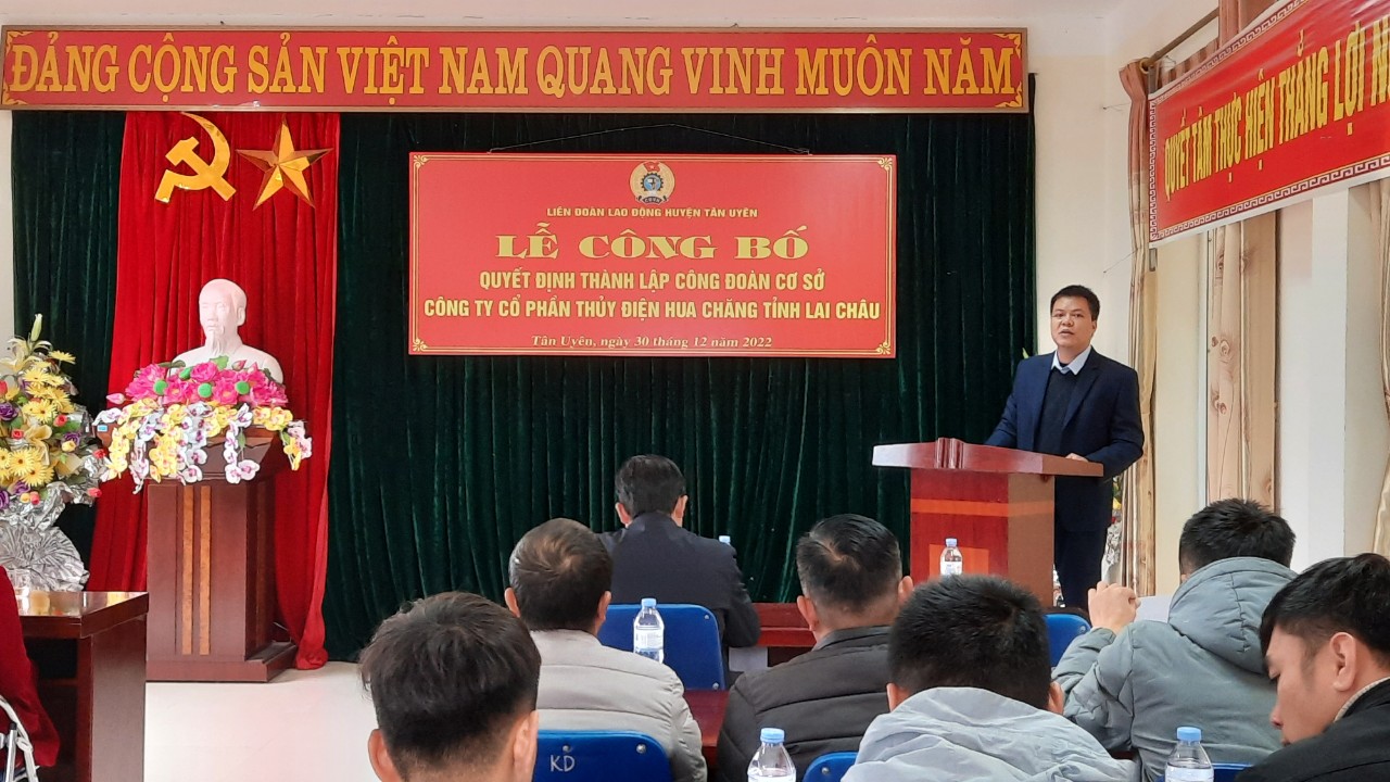 Đc Nguyễn Khắc Hùng Giám đốc Công ty Cổ phần Thủy điện Hua Chăng tỉnh Lai Châu chúc mừng Công đoàn Công ty