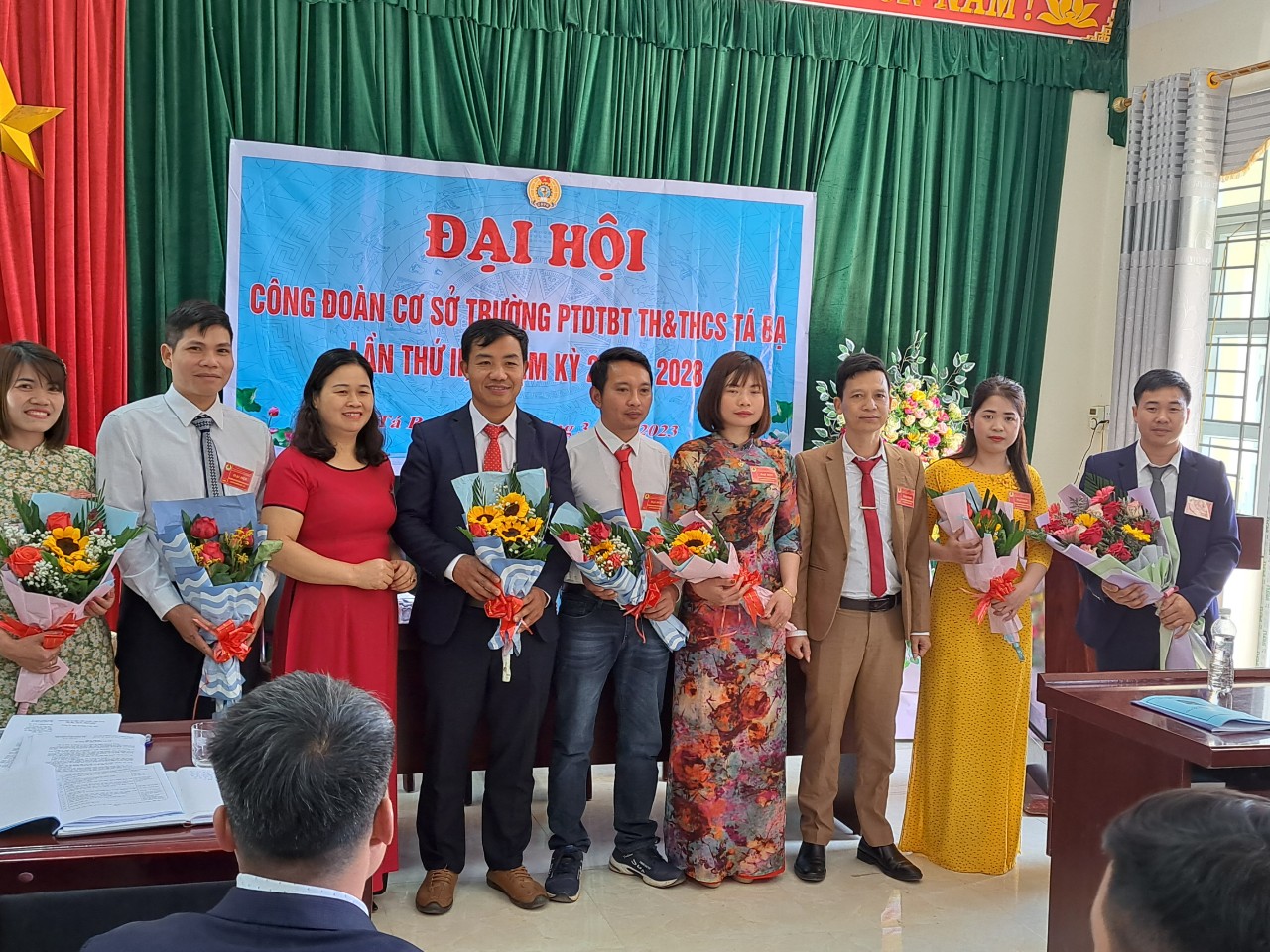 Ảnh BCH cơ sở ra mắt Đại hội và đồng chí Vàng Thị Thu chủ tịch LĐLĐ huyện tặng hoa chúc mừng