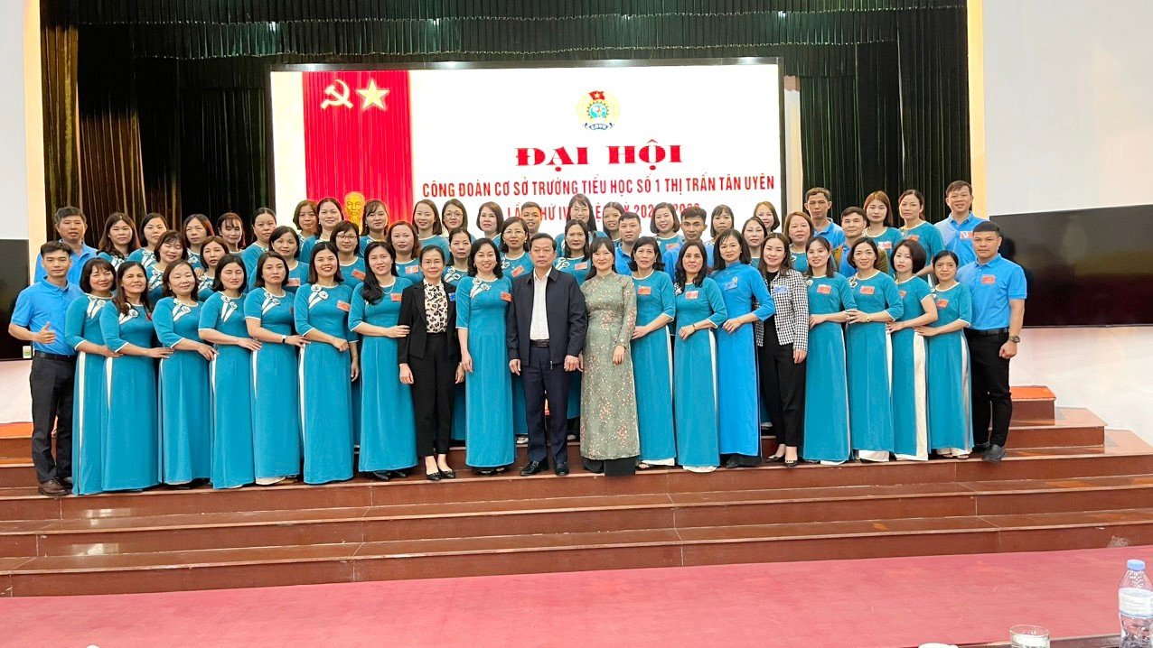 Các đc Lãnh đạo huyện chụp ảnh lưu niệm với cán bộ CCVCLĐ Công đoàn cơ sở Trường tểu học số 1 tại Đại hội