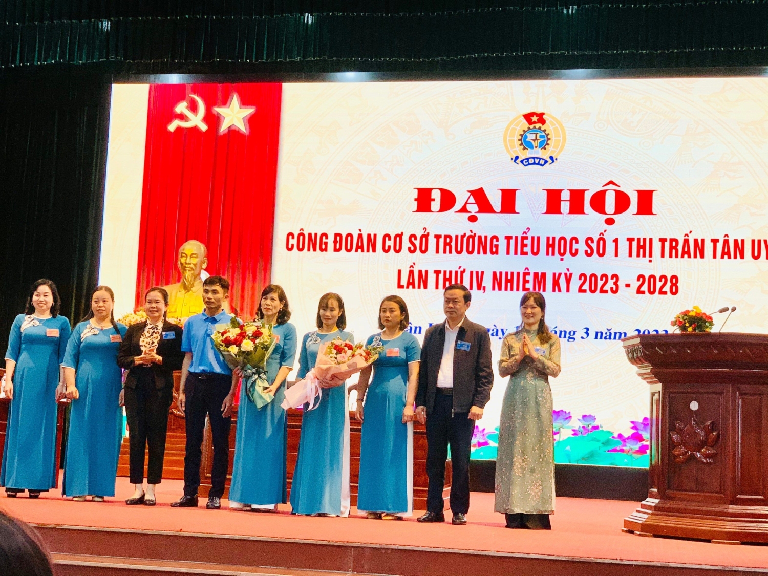 Đc Hà Thị Thơm, Lò Văn Biên và Bùi Thị Minh Hải tặng hoa Ban Chấp hành CĐCS khoá VI, nhiệm kỳ 2023 2028