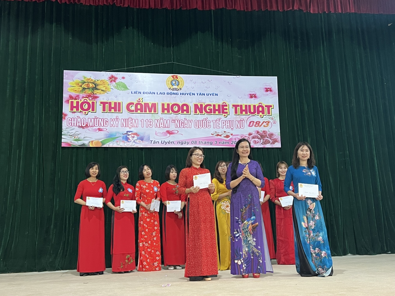 Đồng chí Hà Thị Thơm, Ủy viên BTV Huyện ủy, Trưởng Ban Dân vận, Chủ tịch UBMTTQ huyện trao giải ba