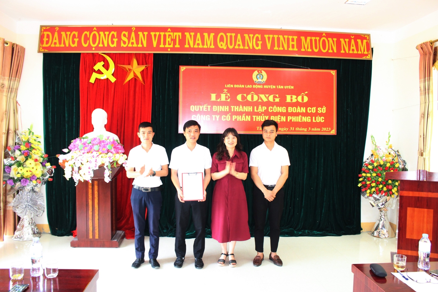 Đồng chí Bùi Thị Minh Hải Chủ tịch LĐLĐ huyện trao quyết định thành lập CĐCS (1)