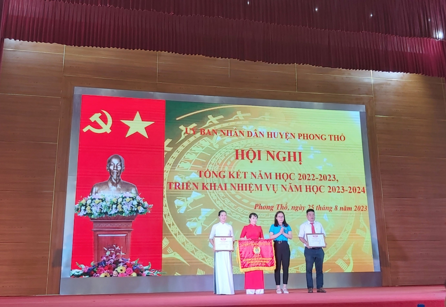 Đ c Trương Thị Minh NGọc trao khen thưởng