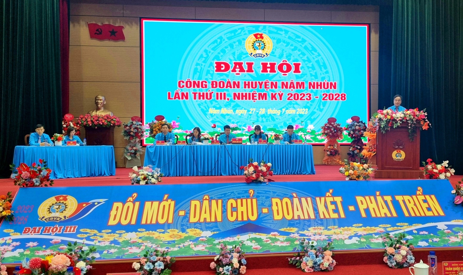 Đc Lương Xuân Trường Phó Chủ tịch LĐLĐ tỉnh phát biểu chỉ đạo Đại hội