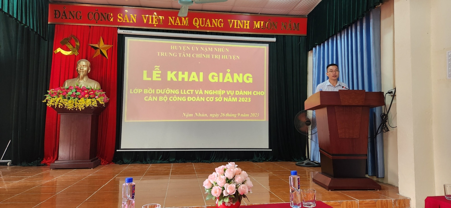 Đồng chí Phan Văn Cốc Trưởng Ban Tuyên giáo, Giám đốc Trung tâm Bồi dưỡng Chính trị huyện phát biểu khai mạc lớp bồi dưỡng