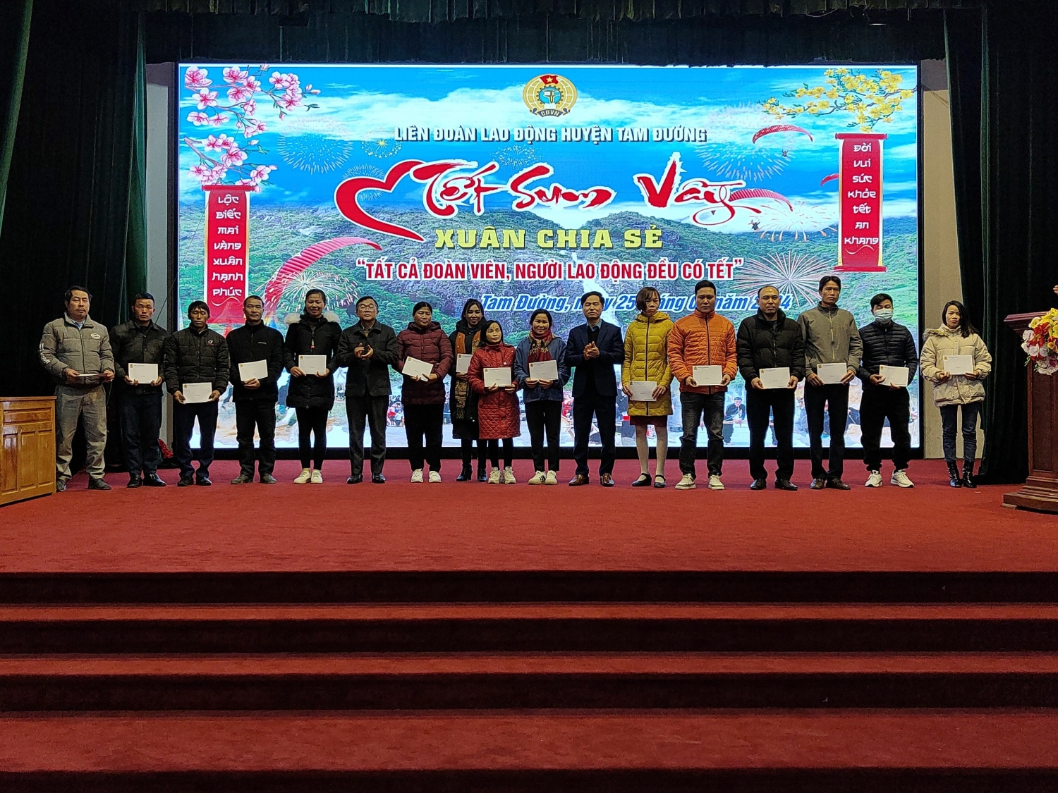 Đc Cao Trang Trọng Phó Bí thư Thường trực Huyện uỷ; Đc Hoàng Văn Trinh Phó Chủ tịch LĐLĐ tỉnh tặng quà cho các đoàn viên