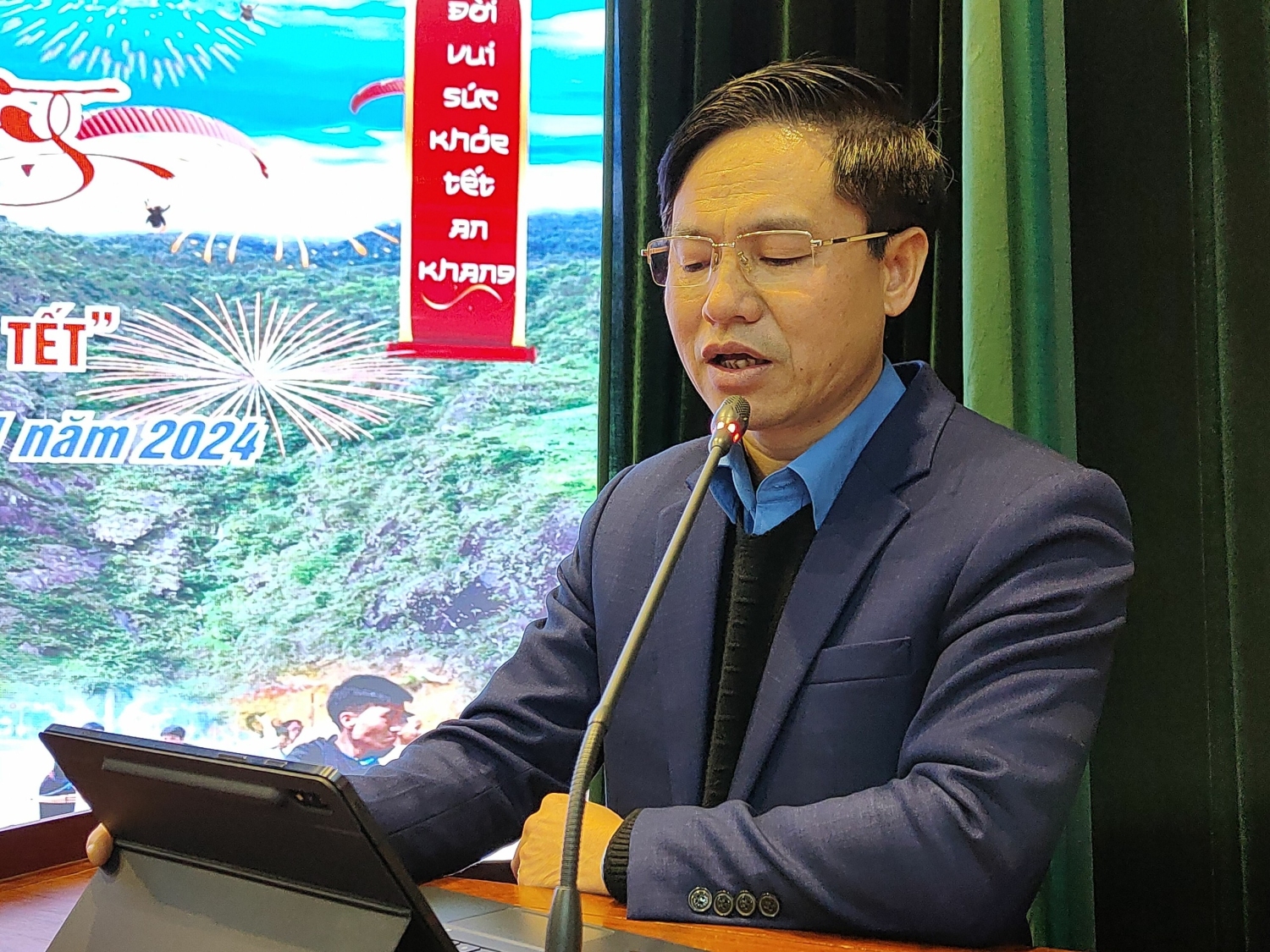 Đc Hoàng Văn Trinh Phó Chủ tịch LĐLĐ tỉnh phát biểu động viên đoàn viên, người lao động